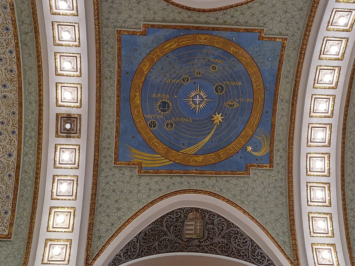 A Kultúrpalota előcsarnokában a felújítás után is megőrizték a magyar címert és a Naprendszert a Hallay-üstökössel ábrázoló falfestményt a mennyezeten 