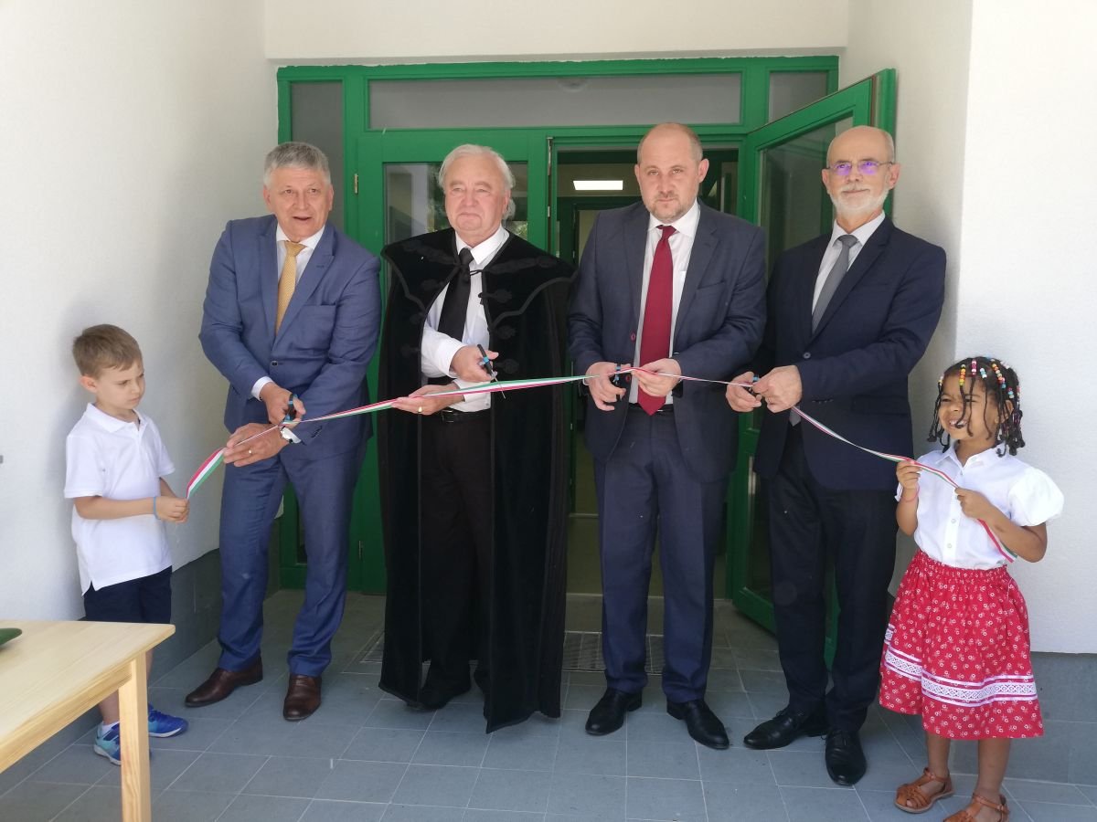 Grezsa István miniszteri biztos, Csűry István akkori királyhágómelléki református püspök, Tóth Csaba prefektus (jelenleg alprefektus) és a közélettől azóta visszavonult Bognár Levente az aradi magyar bölcsőde átadásán &bullet;  Fotó: Pataky Lehel Zsolt