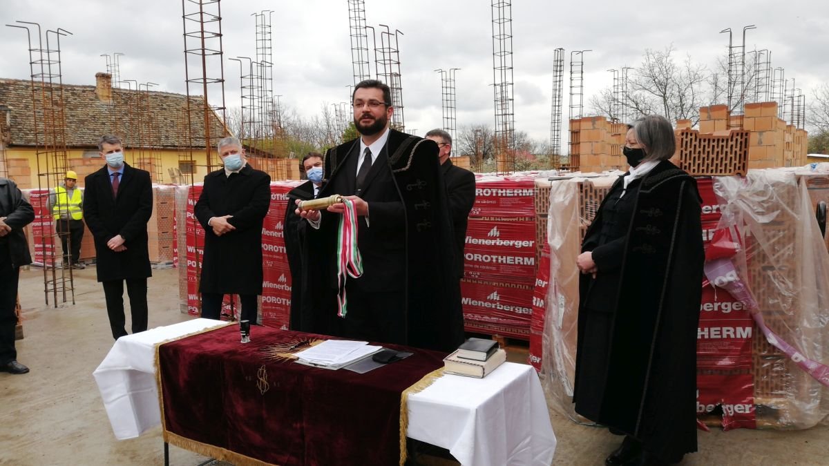 Tóbiás Tibor György református esperes a pécskai bölcsőde és óvoda alapzatába elhelyezett időkapszulával &bullet;  Fotó: Pataky Lehel Zsolt