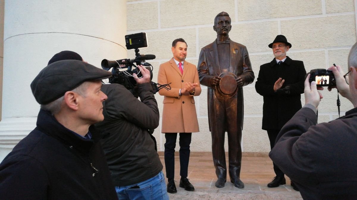 A Szántay-szobor avatója 2020 februárjában: az alkotást Gheorghe Falcă és Bognár levente, akkori polgármester, illetve alpolgármester leplezte le, a kép előterében, balra, Kocsis Rudolf szobrászművész &bullet;  Fotó: Pataky Lehel Zsolt