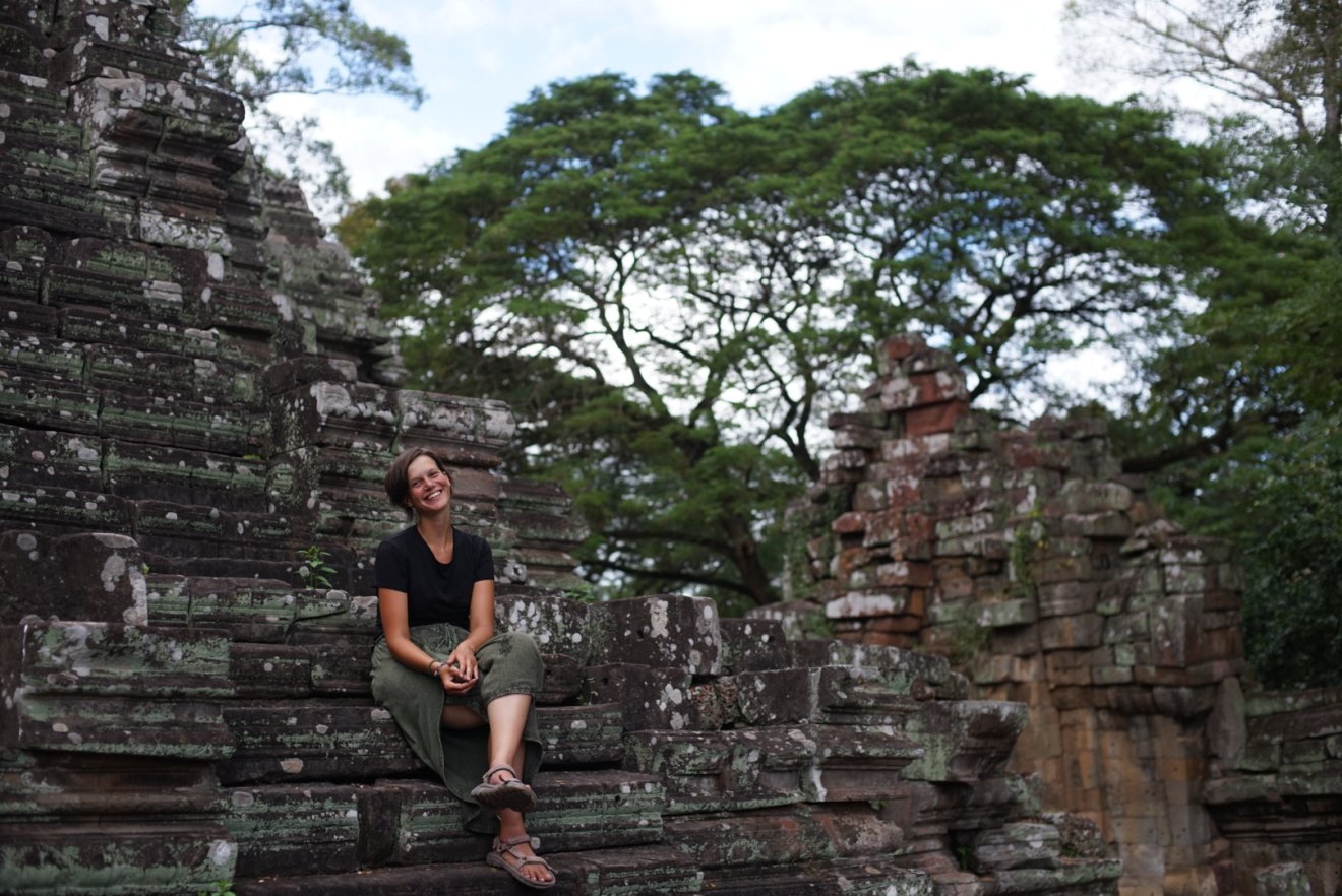 Torner Anna Angkorvat romjainál &bullet;  Fotó: Torner Anna személyes archívuma