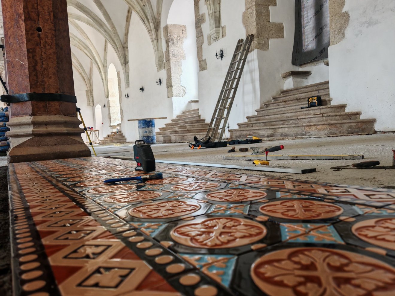 Zsolnay kerámia kerül a Lovagterem padlózatára a vajdahunyadi várban