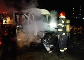 Ketten megsérültek, amikor kigyulladt egy mikrobusz