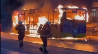 Öngyilkosság vagy terrortámadás? Többen meghaltak, miután felgyújtottak egy buszt Svájcban