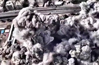 Irán a Hormuzi-szoroson átkelni akaró hajókat fenyegeti, folytatódnak az amerikai-izraeli csapások