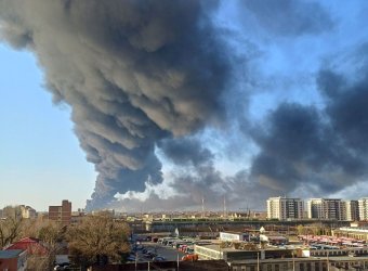 Kigyulladt egy polisztirolgyár Aradon, a határon túl is látszik a füst