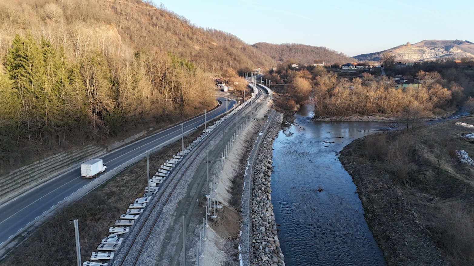 Százmilliárdok ezernyi infrastruktúra-fejlesztésre, de a projektek több mint fele csak papíron „halad”