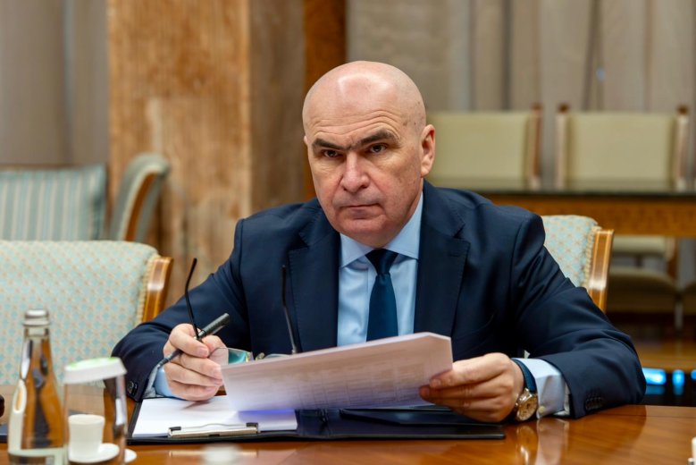 Bolojan: „kedvezőtlen mellékhatásokkal” járhat az üzemanyagok árplafonja