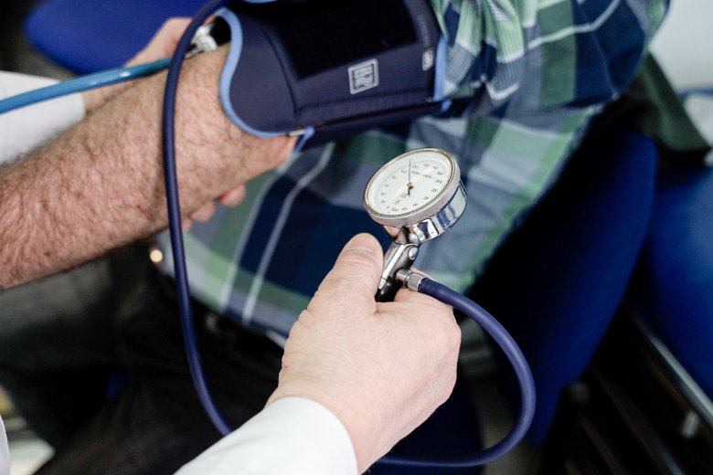 Betegszabadság: fizetni fogják az első napot a krónikus betegeknek és más pácienseknek is