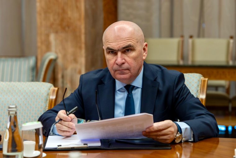 Bolojan: „kedvezőtlen mellékhatásokkal” járhat az üzemanyagok árplafonja