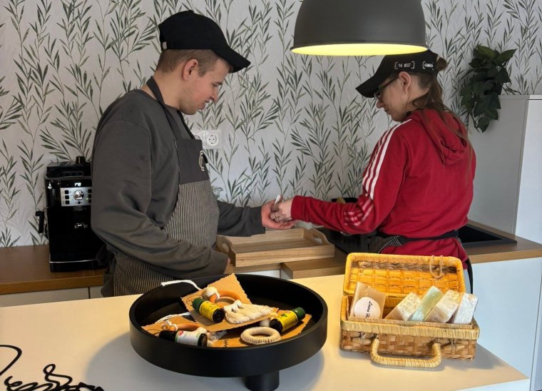 Híd két világ között: fogyatékkal élő fiataloknak nyit utat a baróti Laura Ház