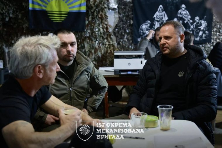 Ukrajna a Krímet támadta, Sean Penn ukrán katonai egységhez látogatott