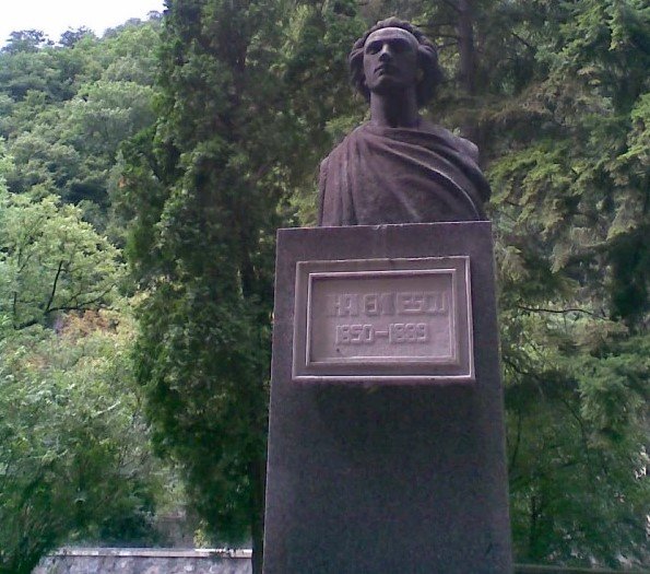...a kommunista időkben pedig Mihai Eminescu román költőét &bullet;  Fotó: primaria-baileherculane.ro
