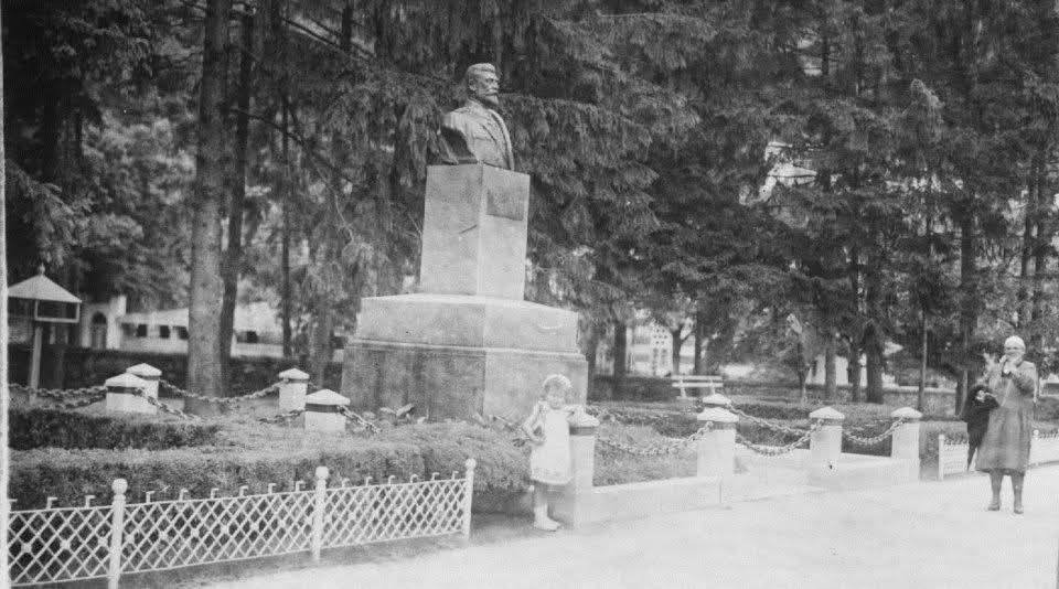 A két világháború között Ferdinánd román király szobrát helyezték Sissi emlékműve helyébe.... &bullet;  Fotó: Facebook/Baile-Herculane