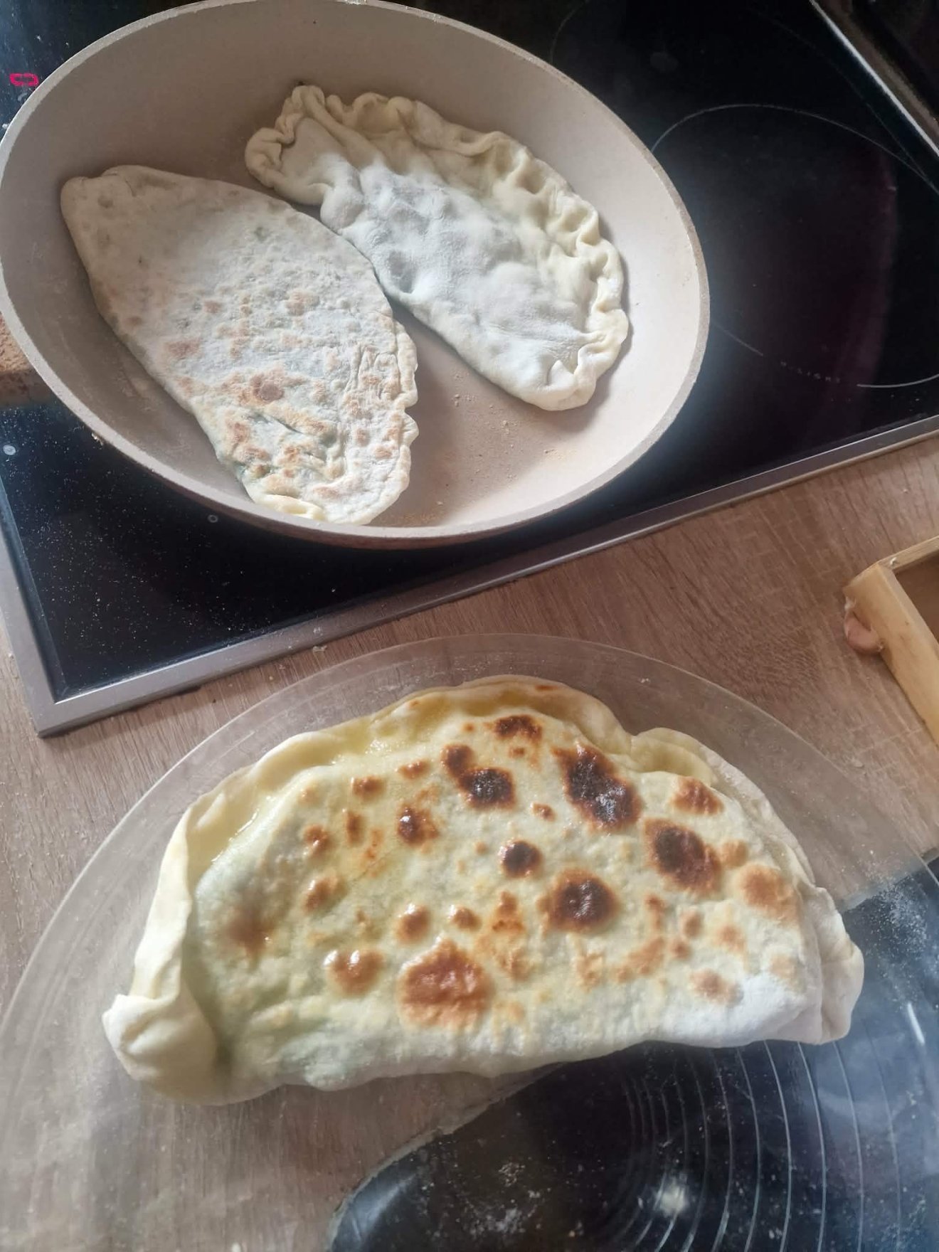 Otthon is elkészíthető spenótos, fetás vagy telemeás töltelékkel a török lepény, a gözleme, serpenyőben, zsiradék nélkül pirul meg &bullet;  Fotó: Kiss Judit