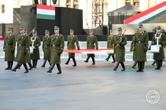 Felvonták a nemzeti lobogót Budapesten, az Országház előtt