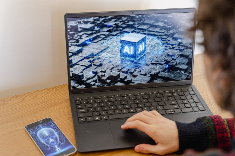 Az AI nem digitális lélekbúvár – Pszichoterapeuta a chatbotokkal való beszélgetésről, emberi jelenlétről