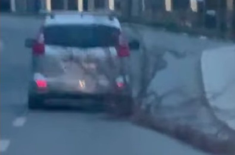 Tizenhat méteres farönköt vonszolt egy autó az egyik erdélyi városban