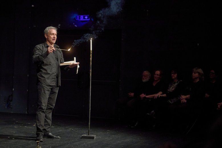 Ment-e a színház által a világ elébb? – Bogdán Zsolt színművész világnapi kérdésfelvetései