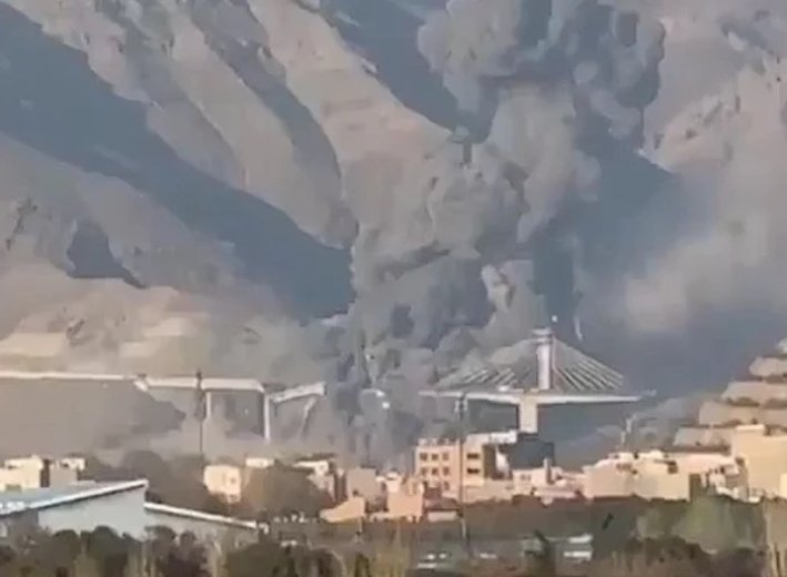 Trump az iráni hidak és erőművek bombázásával fenyeget, közben a Hormuzi-szoros megnyitásának lehetőségeit vizsgálják