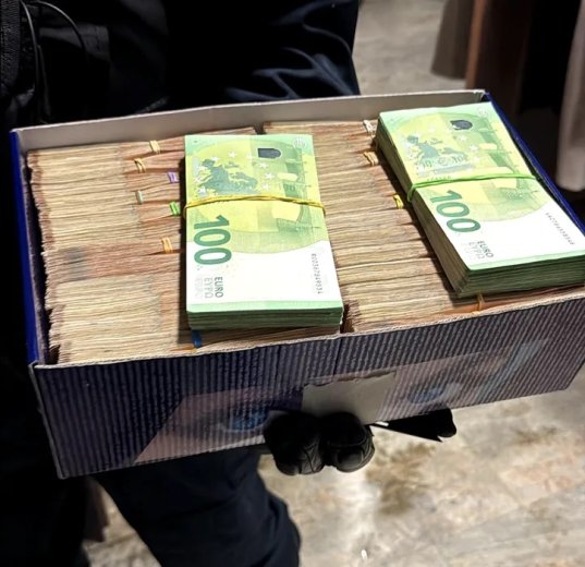 Otthon, hangosan számolta az 500 ezer euró kenőpénzt a közúti hatóság igazgatója, majd cipős dobozba rejtette
