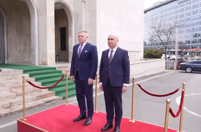 Katonai tiszteletadással fogadták Bukarestben a szlovák miniszterelnököt