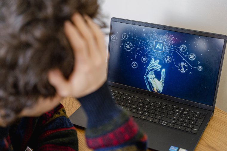 Sose szabad nagy döntéseket bízni a gépi tudásra – Orbán Szabolcs szerzetes a mesterséges intelligenciáról (1.)