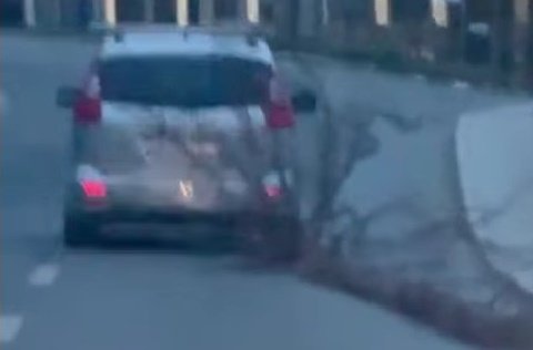 Tizenhat méteres farönköt vonszolt egy autó az egyik erdélyi városban