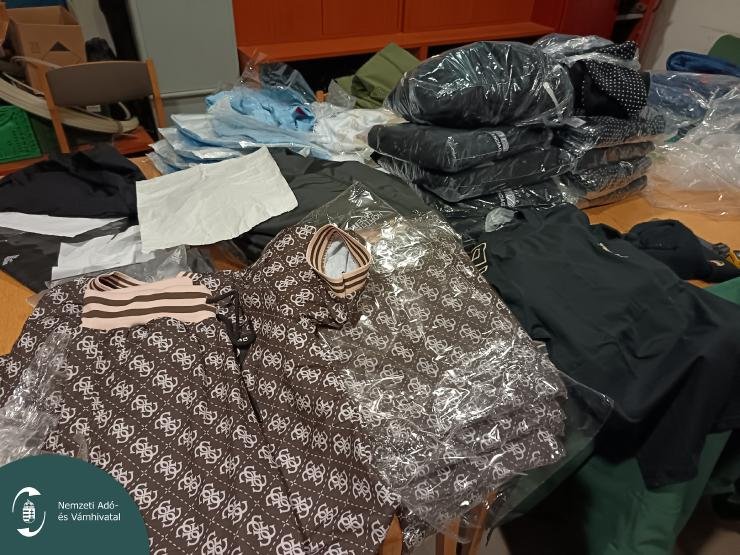 Csempészcigaretta, alkohol, hamis ruha is volt egy román kisbuszban, amelyet a NAV kapcsolt le