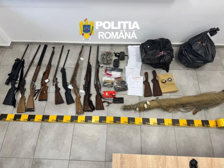 Orvvadászokat fogott el a rendőrség, több száz trófeát és mázsaszám tartott vadhúst foglaltak le