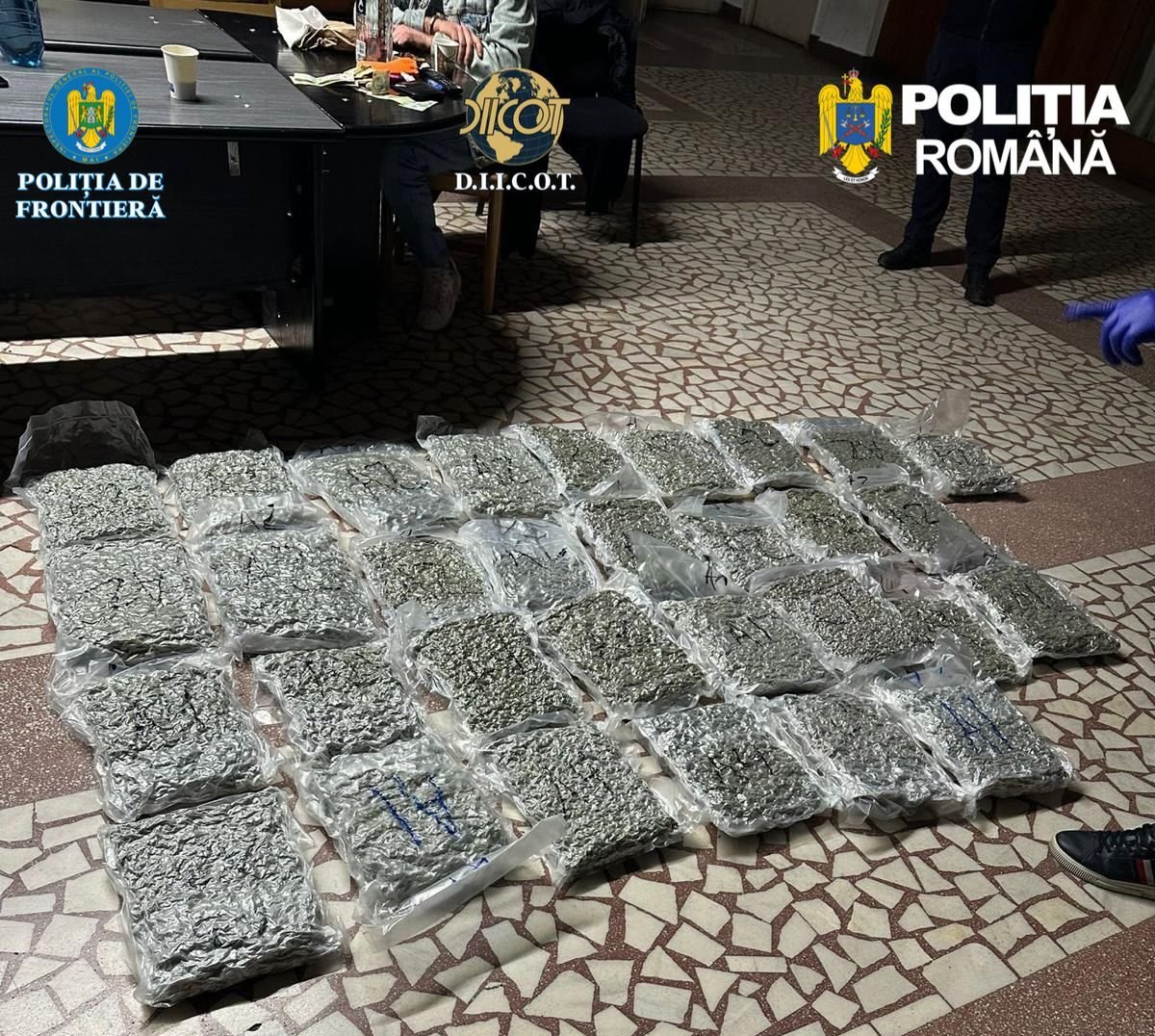 Egykilós kiszerelésben szállította az árut &bullet;  Fotó: Arad Megyei Rendőr-főkapitányság