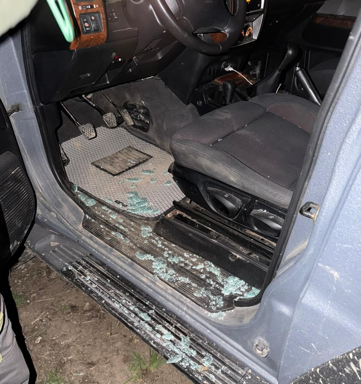 A gépkocsi egyik ablakát is betörték a feldühödött fatolvajok &bullet;  Fotó: Maros-ártér Tájvédelmi Körzet