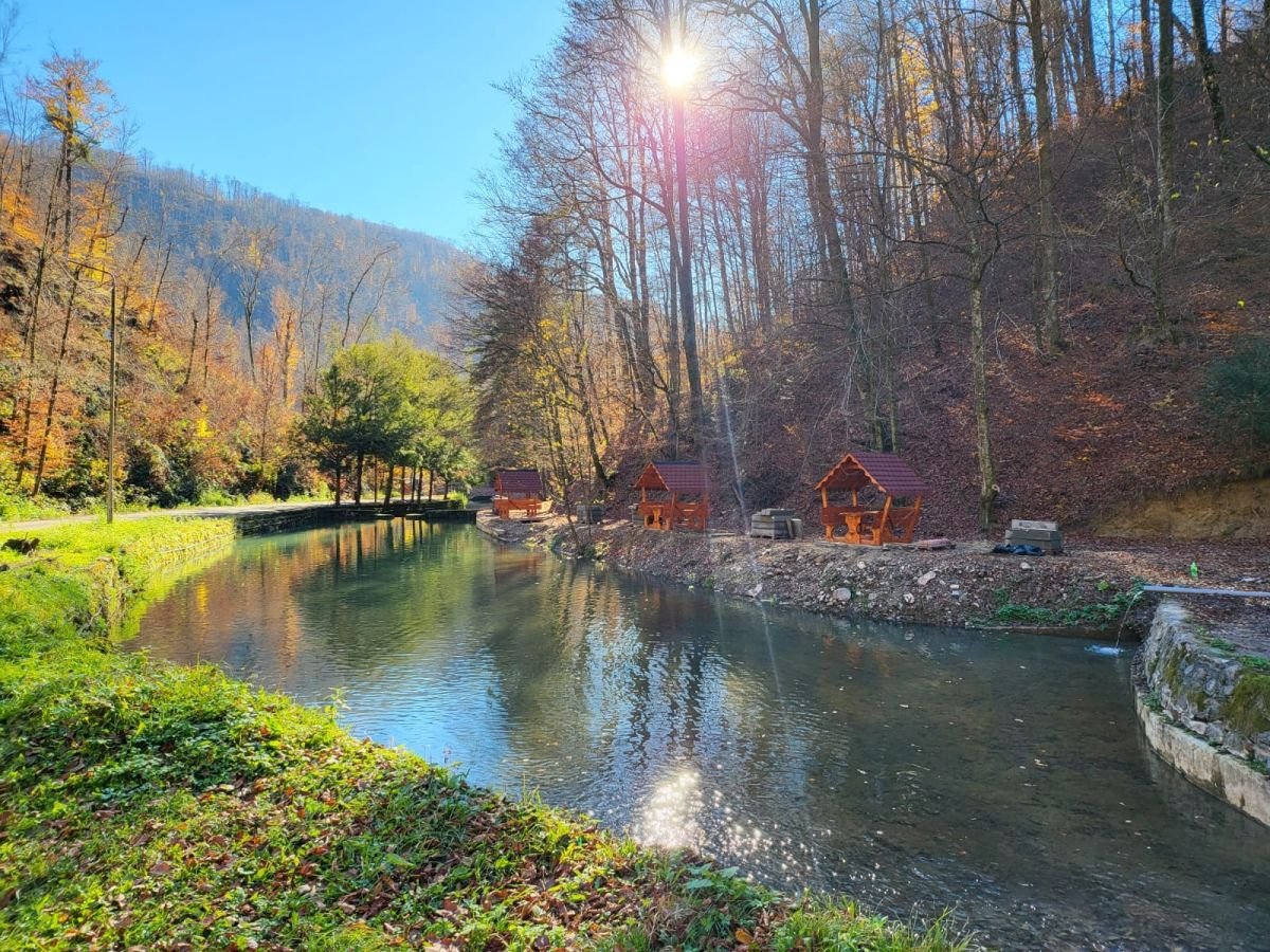 A természetjárók számos túraösvényt, barlangot és zsombolyt találnak a hegyvidéki üdülőtelep környékén &bullet;  Fotó: Facebook/Menyházai polgármesteri hivatal