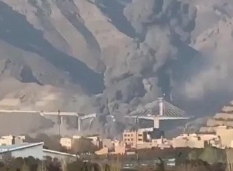 Trump az iráni hidak és erőművek bombázásával fenyeget, közben a Hormuzi-szoros megnyitásának lehetőségeit vizsgálják