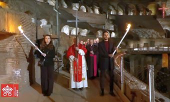 Több mint 30 ezren vettek részt a XIV. Leó pápa vezette keresztúton a római Colosseumnál