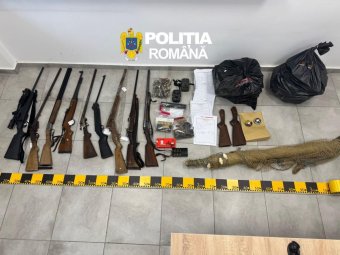 Orvvadászokat fogott el a rendőrség, több száz trófeát és mázsaszám tartott vadhúst foglaltak le