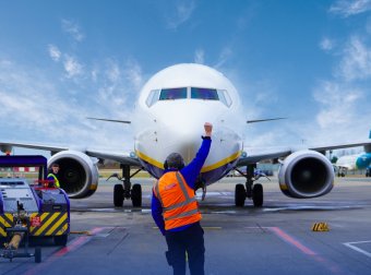 Nyári járattörléseket fontolgat egy Romániában is üzemelő légitársaság