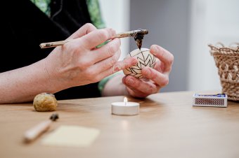 Tojásírás: viaszba írt ünnep az Erdélyi Hagyományok Háza foglalkozásain