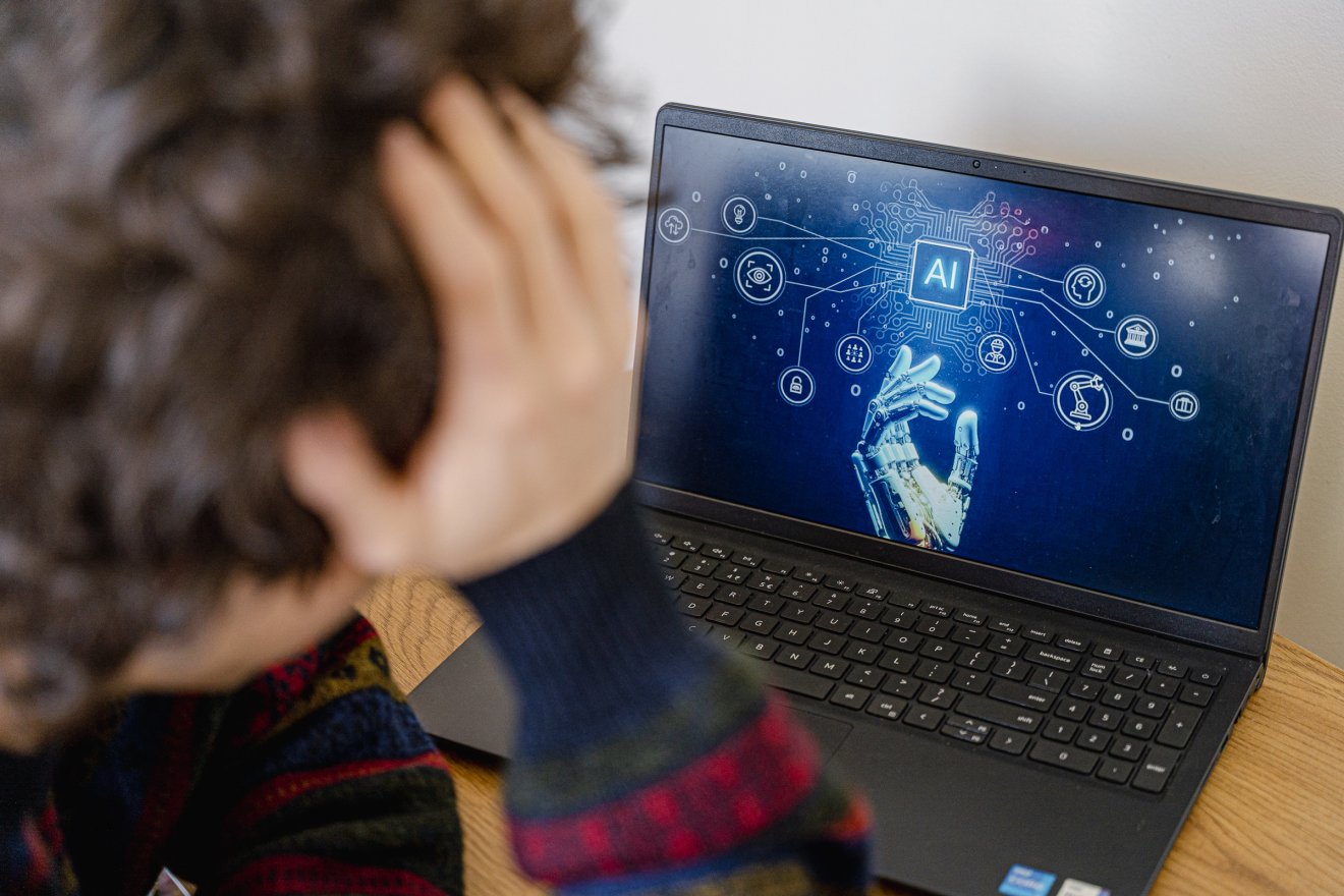 Sose szabad nagy döntéseket bízni a gépi tudásra – Orbán Szabolcs szerzetes a mesterséges intelligenciáról (1.)