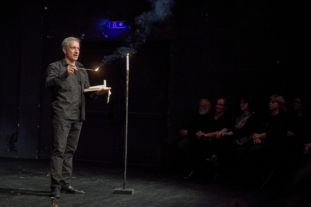 Ment-e a színház által a világ elébb? – Bogdán Zsolt színművész világnapi kérdésfelvetései