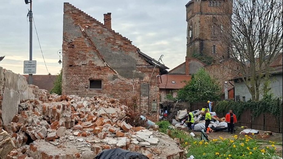 Megkezdődött a Szabadság-szobor parkja melletti épületek bontása