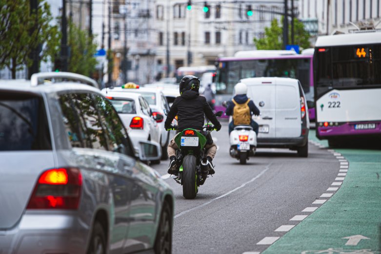 Könnyítés a motorosoknak: használhatják a buszsávot, előregurulhatnak a dugóban