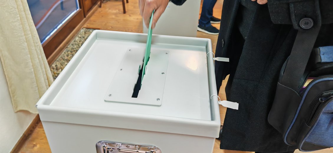 Országgyűlési választás: megérkeztek az első külképviseleti urnák az NVI-hez