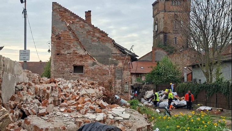 Megkezdődött a Szabadság-szobor parkja melletti épületek bontása