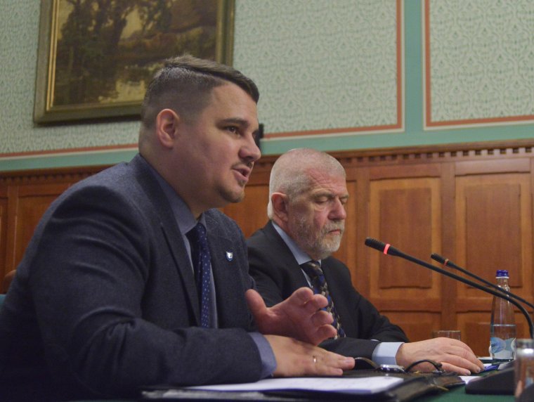 Mivel gratulált a Tisza győzelméhez, Izsák Balázs megvonja az SZNT külügyi megbízottja mandátumát