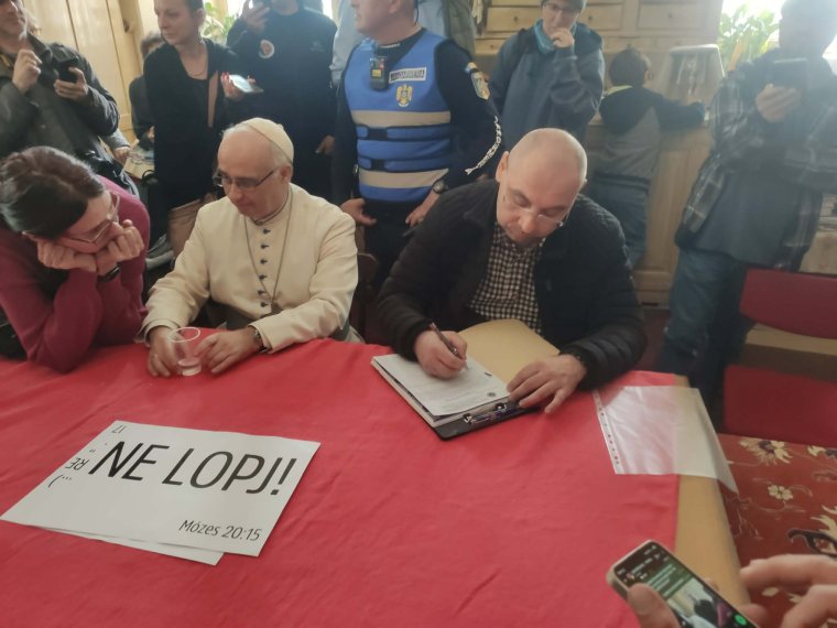 Nagyváradi premontrei-ügy: mise közben érkezett a végrehajtó, feszült pillanatok a templomban