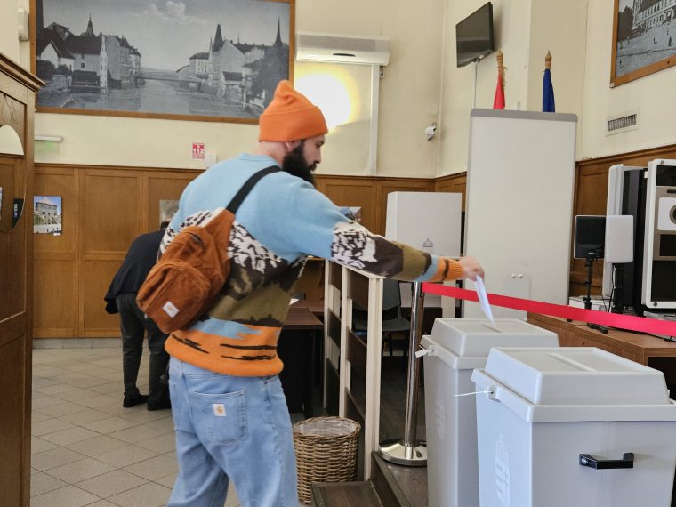 Országgyűlési választás: megérkeztek a külképviseleti urnák, megkezdődhet a szavazatok szétválogatása