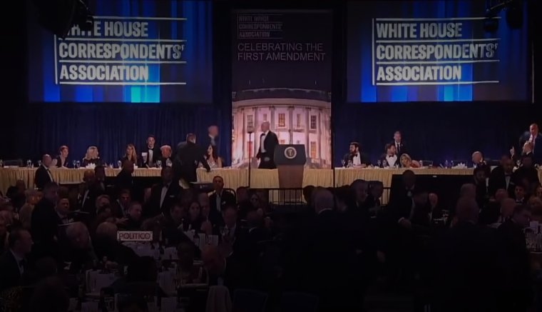 Lövöldözni kezdett egy férfi a fehér házi tudósítók díszvacsoráján, Trumpot kimenekítették