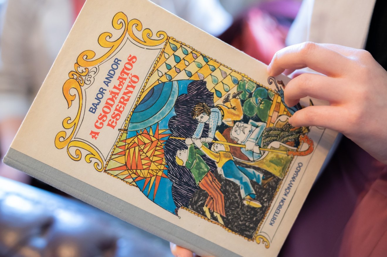 Bajor Andor A csodálatos esernyő című, meséket, ifjúsági elbeszéléseket felsorakoztató kötete &bullet;  Fotó: Erdélyi Magyar Írók Ligája/Facebook