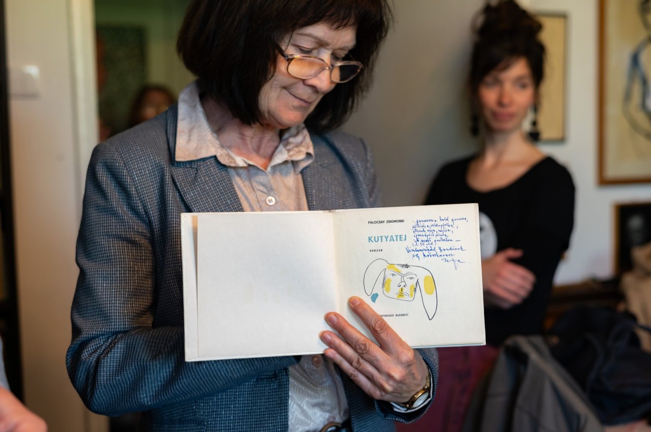 Palocsay Zsigmond Kutyatej című verseskötete, amelyet a szerző Bajor Andornak dedikált &bullet;  Fotó: Erdélyi Magyar Írók Ligája/Facebook